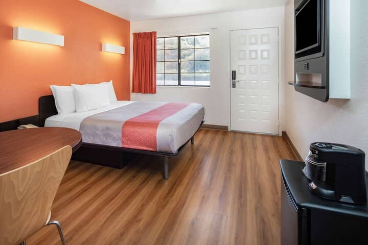 Room 3 of 28