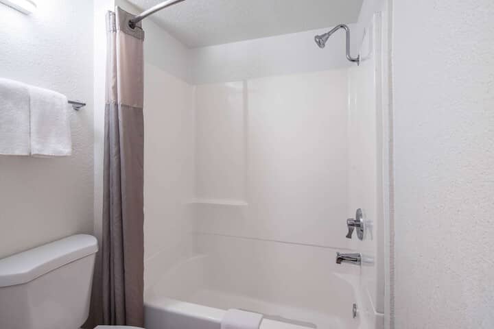 Room 17 of 28