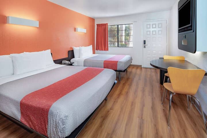 Room 11 of 28