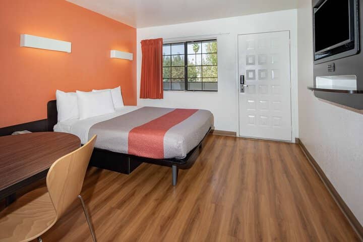 Room 6 of 28