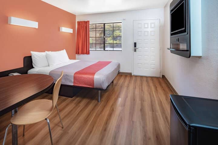 Room 4 of 28